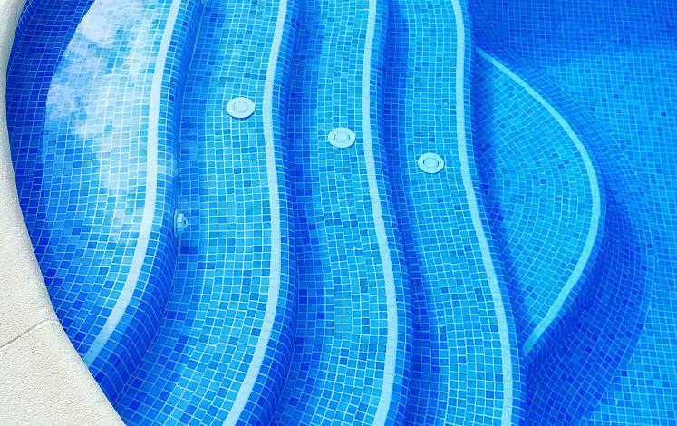 Limpiafondos automático integrado en la piscina